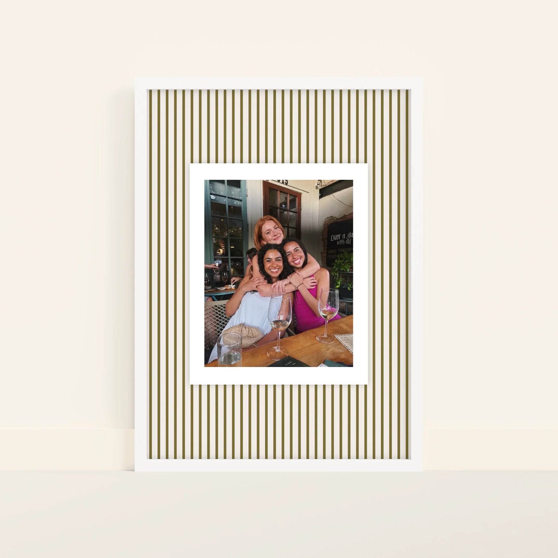 Mockup-Framed-White-5070
