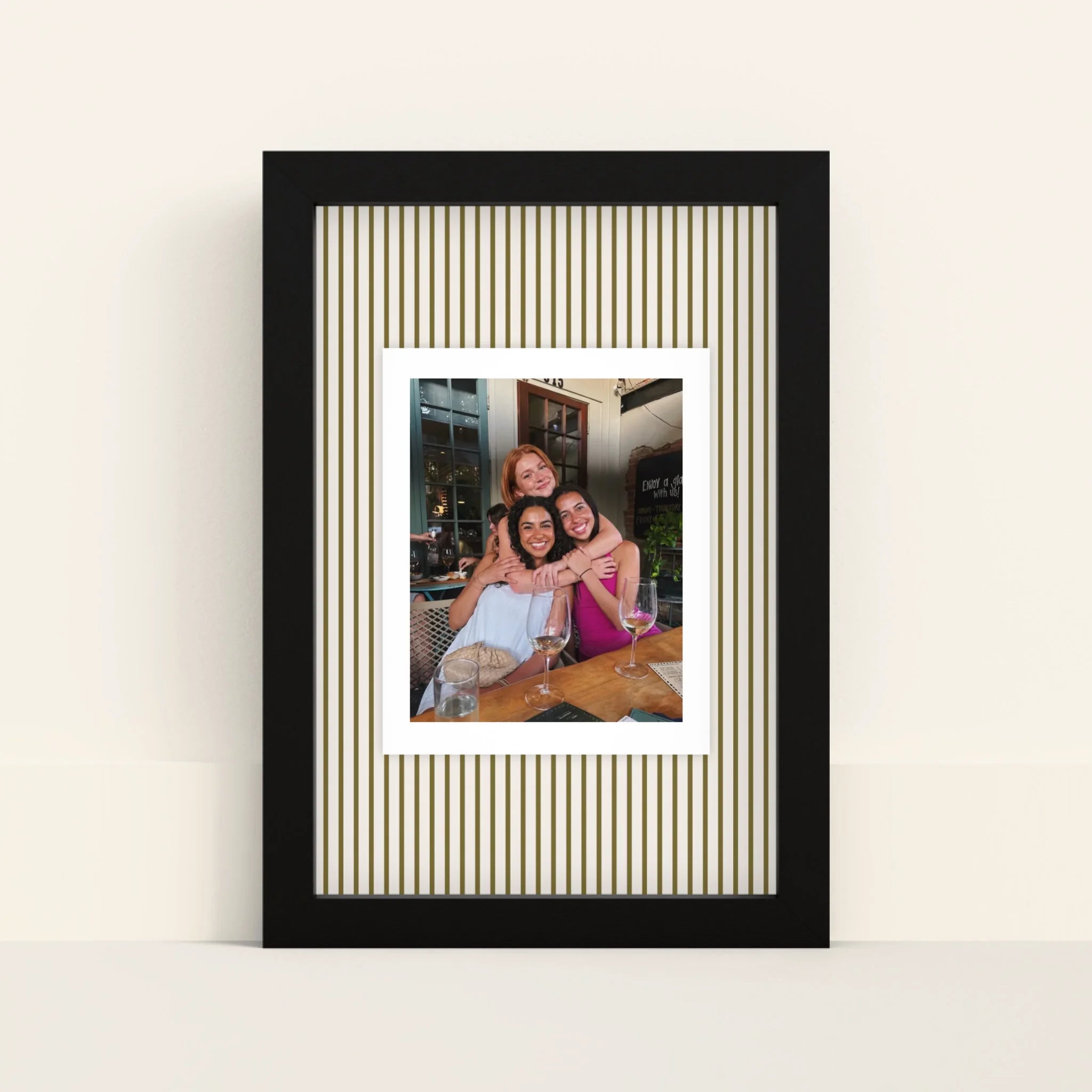 Mockup-Framed-Black-2030